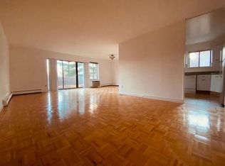 8 Chelsea Pl #22M, Great Neck, NY 11021