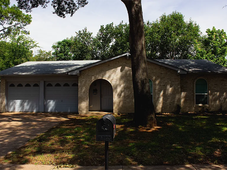 2305 Harvard Dr — Photo 1
