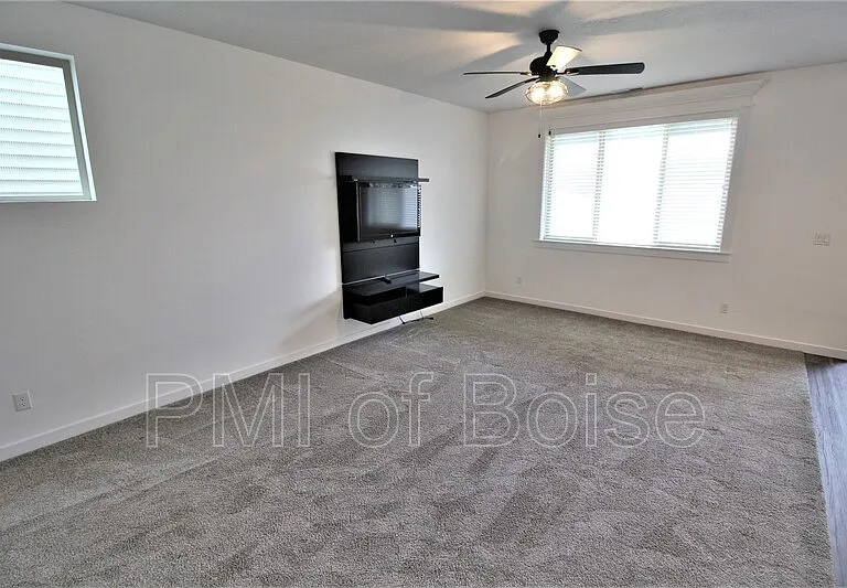 2080 S Hills Ave — Photo 4