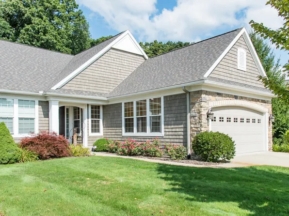 8904 Oakland Hills Cir, Portage, MI 49024