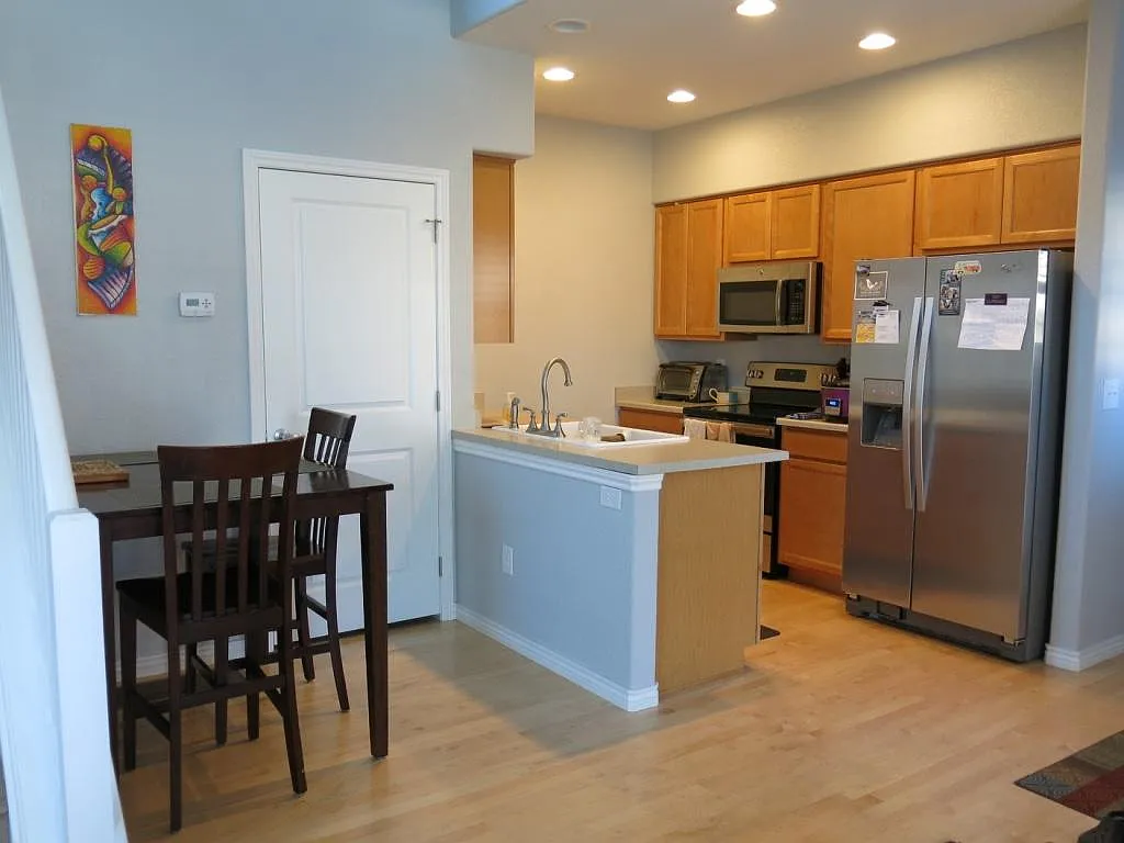 2 bed, 2.5 bath, 1828 sqft, $2,150 — Photo 2