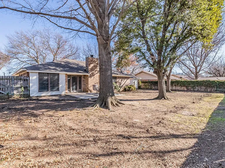 340 Gloria St — Photo 32