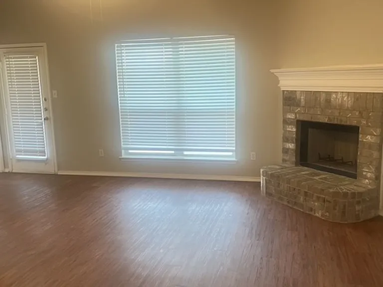 2913 Vicksburg Ln — Photo 8