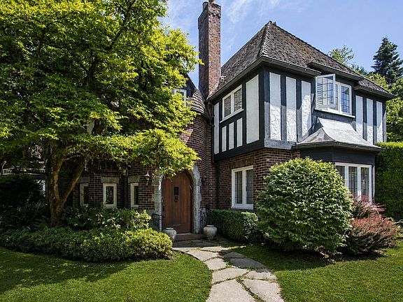 2nd image of 4576 Connaught Dr