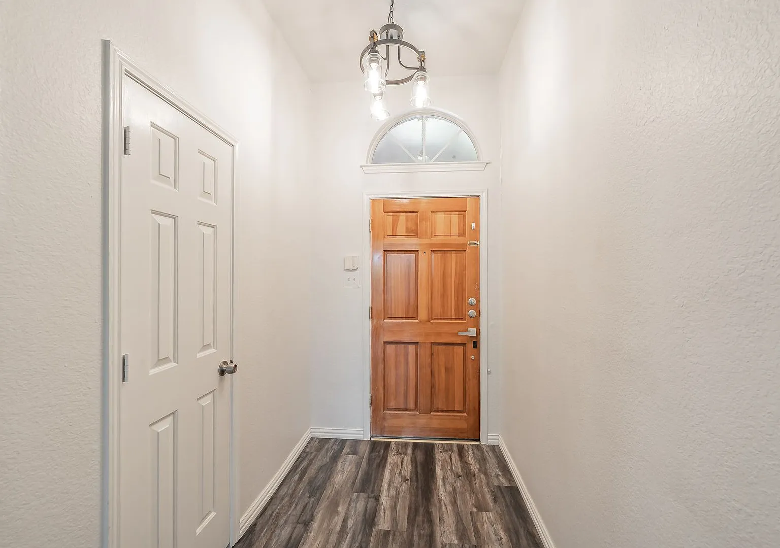Single story 3 bedroom home in the heart of Arlington — Photo 4