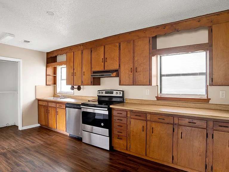 2802 W Gonzalez St — Photo 3