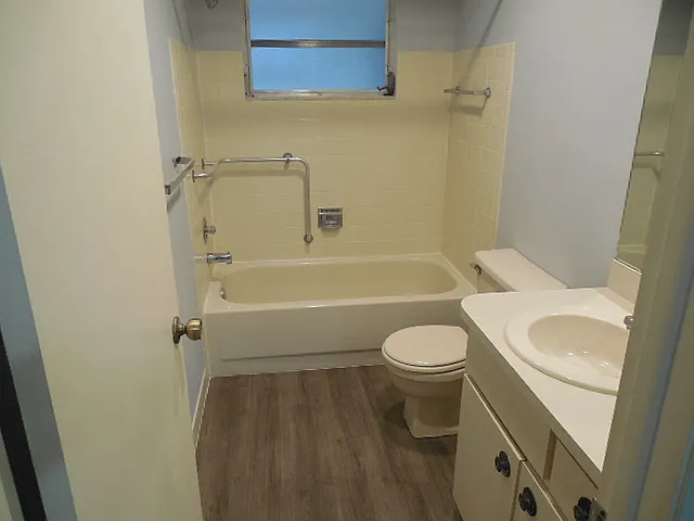 13102 Pembrook Ct — Photo 17
