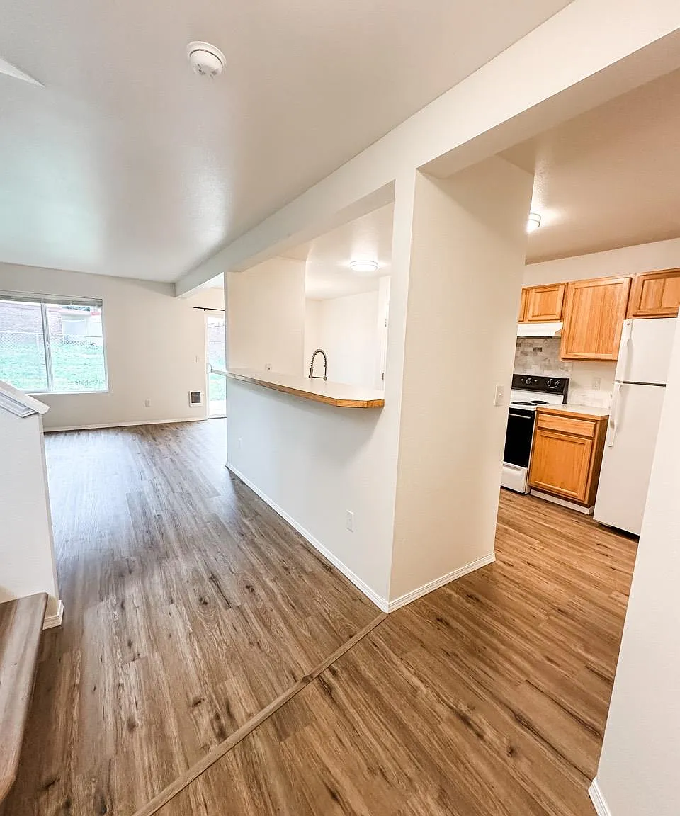 3 bed, 2.5 bath, 1390 sqft, $2,400 — Photo 2