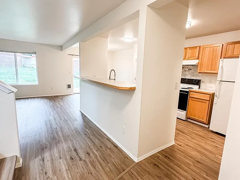 931 College Ln NE #A — Photo 2