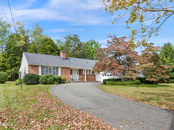 8 Clydesdale Dr, Pittsfield, MA 01201
