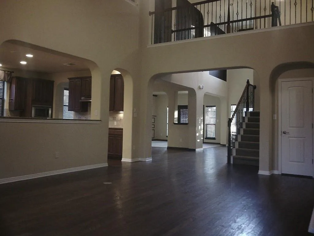5 bed, 4.5 bath, 4712 sqft, $2,850 — Photo 3