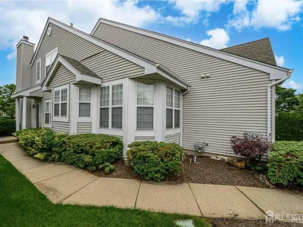 14 Crestwood Ct, Monroe Township, NJ 08831