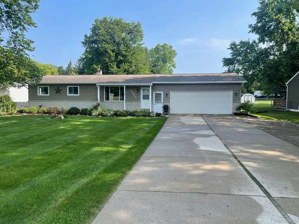 2297 Edwards St, Grand Blanc, MI 48439