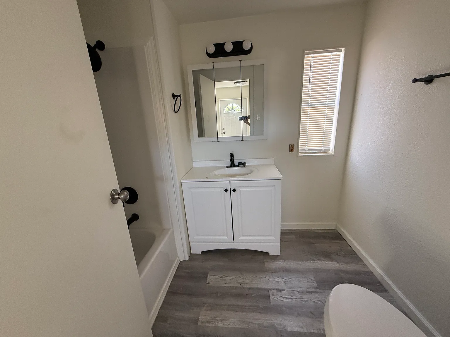 3 bed, 840 sqft, $1,410 — Photo 3