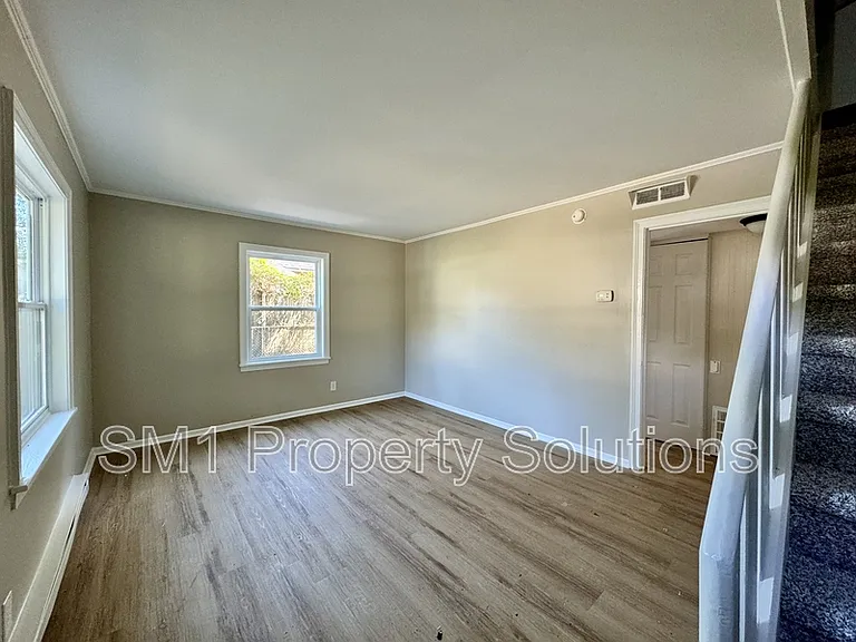 1020 Nancy Ln SE — Photo 8