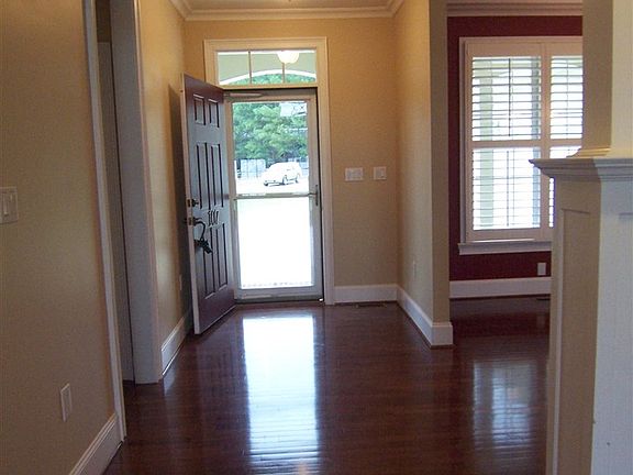 4th image of 107 Belaire Cir