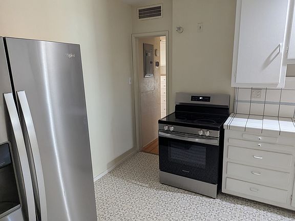 2nd image of 3030 Chester Ln