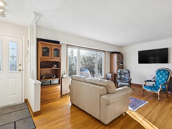 2nd image of 35 E 45th St SW