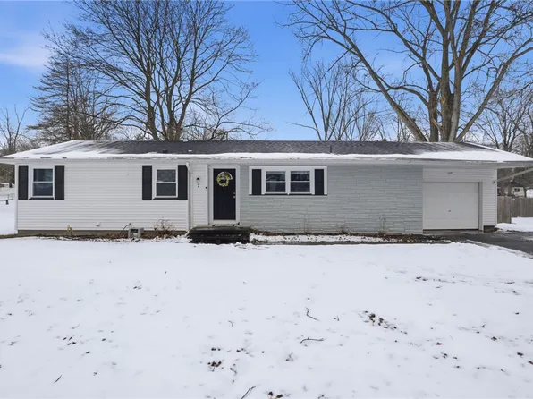 7 Francis Dr, Penfield, NY 14526