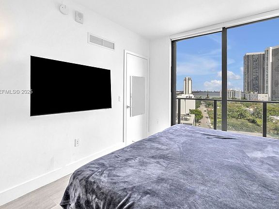 3rd image of 121 NE 34th St #900