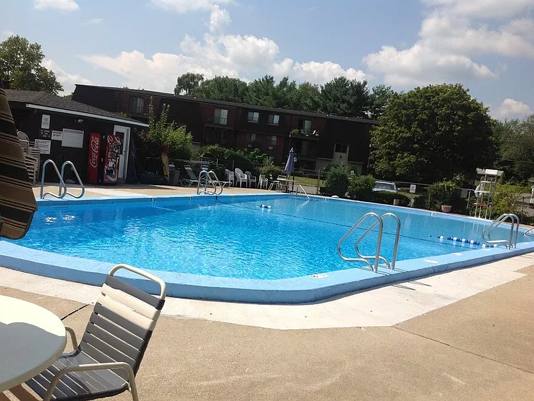 Oak Ridge Village Apartments — Photo 8