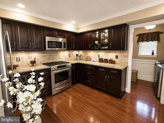 4th image of 410 Valleybrook Dr