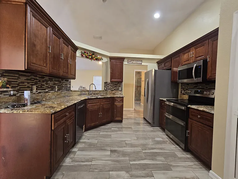 5025 Foxcroft Ct — Photo 4