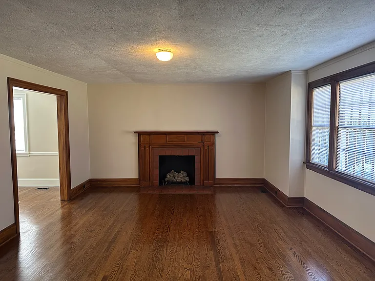 612 Lawrence Ave — Photo 10