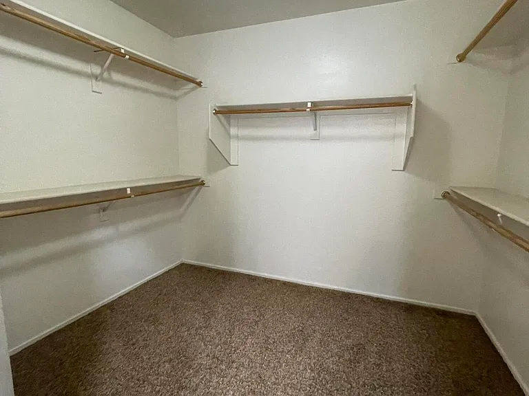 1466 E Holiday Dr — Photo 12