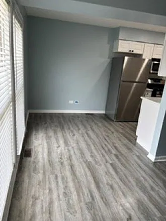 2 bed, 900 sqft, $2,100 — Photo 4