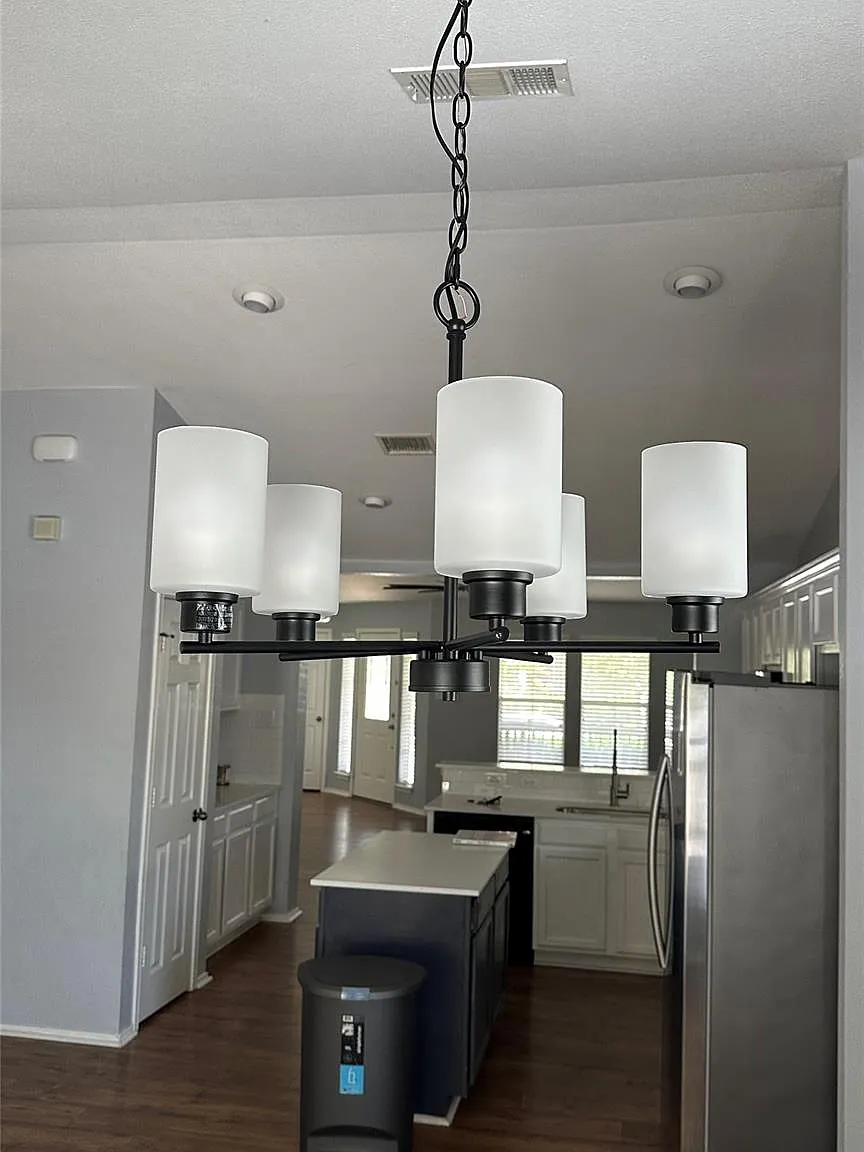 3 bed, 2.0 bath, 1400 sqft, $2,100 — Photo 4