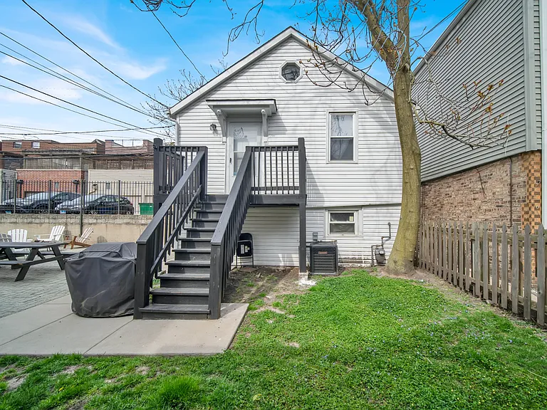 2642 N Marshfield Ave — Photo 6