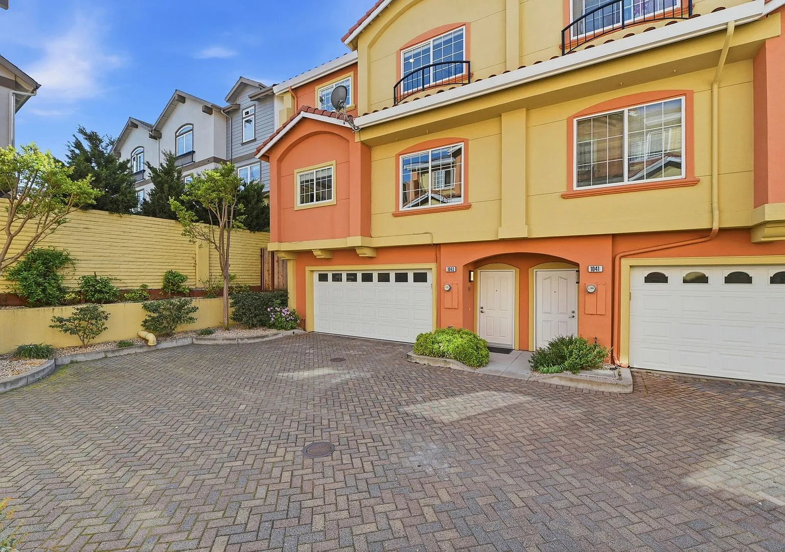 Beautiful 3 bed 2.5 bath Townhouse with A/C in Santa Clara. Must see! — Photo 2