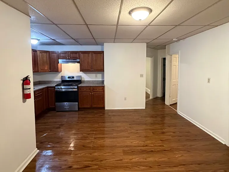 75 Crapo St New Bedford Spacious 3 Bedroom / 1 Bath New Appliances, Near the Beach! — Photo 6