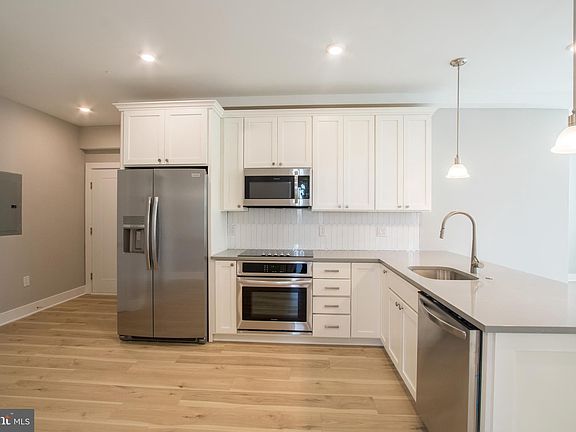 3rd image of 2621 W Jefferson St Unit 2F