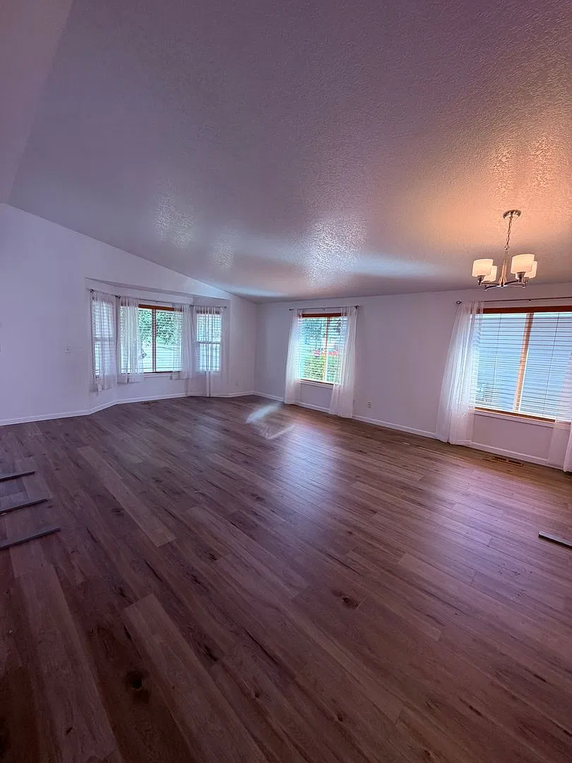 Single story 3 Bed Room 2 Bath 2 Car Garage ,AC in the home — Photo 3