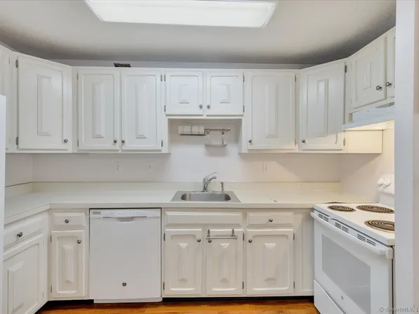 50 East Hill Road APT 2N, Canton, CT 06019