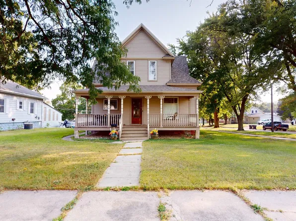 739 W Cherry St, Cherokee, IA 51012
