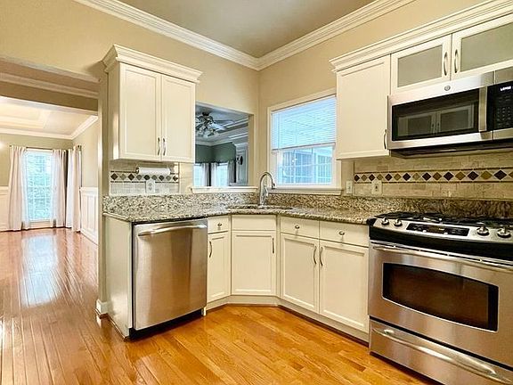 3rd image of 12 Westhampton Ct