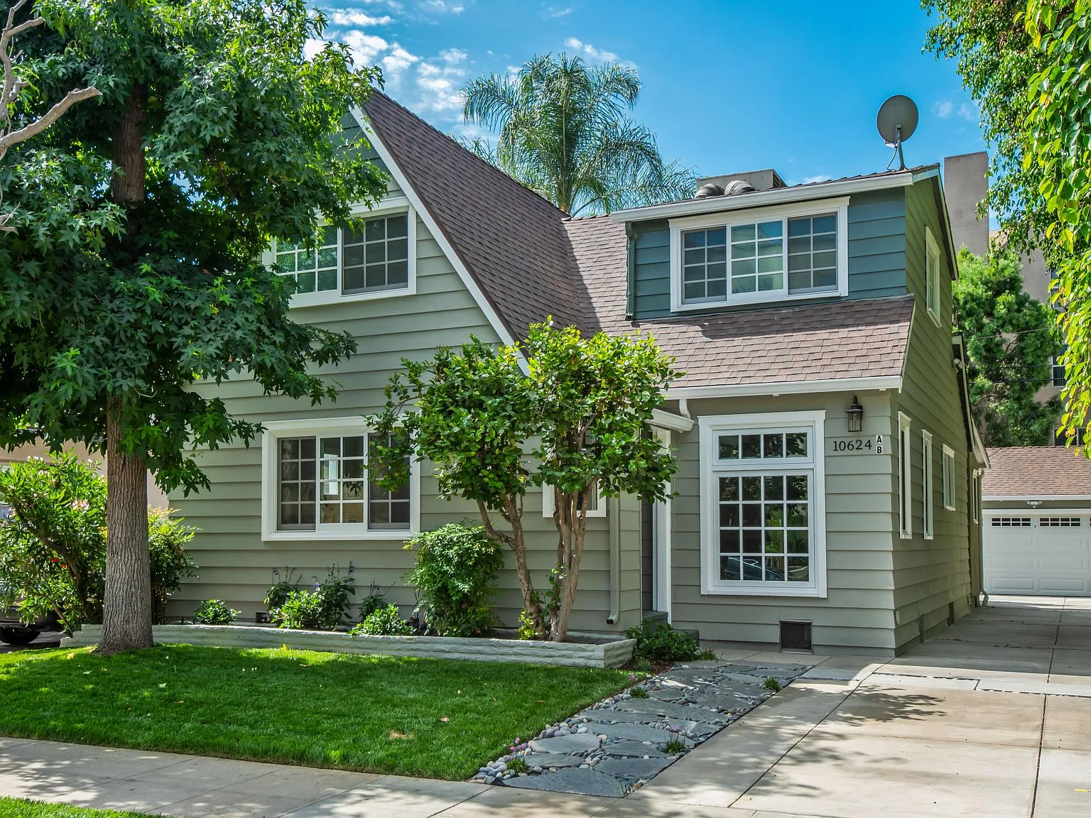 10624 Bloomfield St — Photo 1