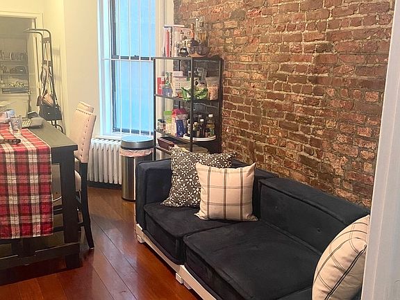5th image of 166 Elizabeth St #B