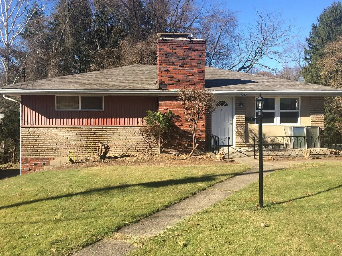 1357 Foxboro Dr photo 1