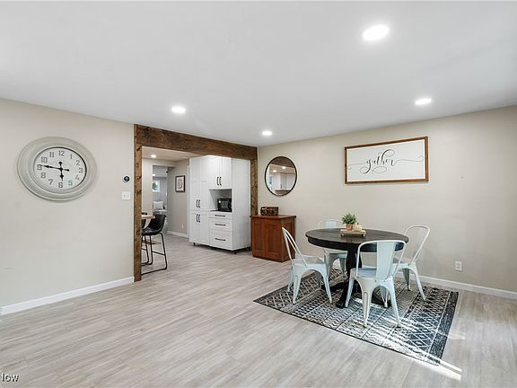 3rd image of 9846 Oakwood Dr
