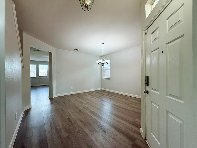 1916 Silver Leaf Dr — Photo 2