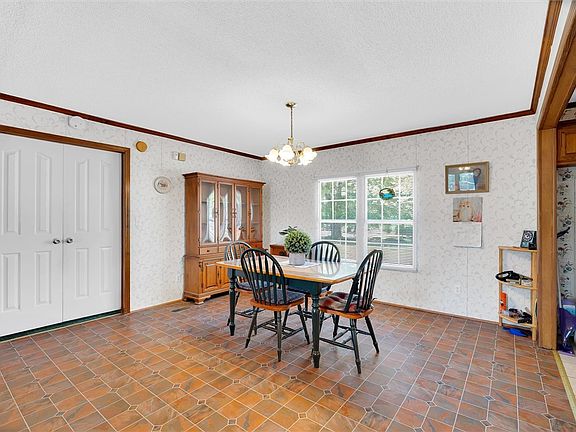 5th image of 143 Hillcrest Dr