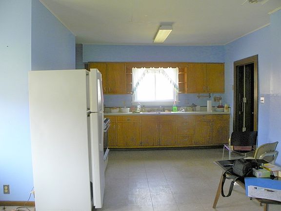3rd image of 407 Elm St