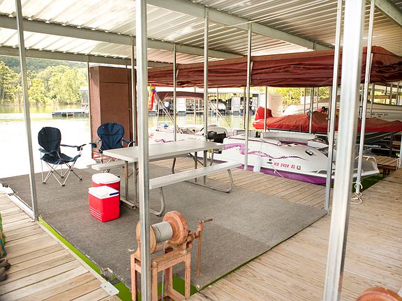 Slip/Lift w/ lounging area