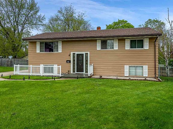 2nd image of 2610 Beaumont Pl