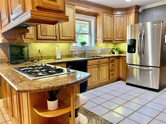 3rd image of 523 Wimbledon Blvd