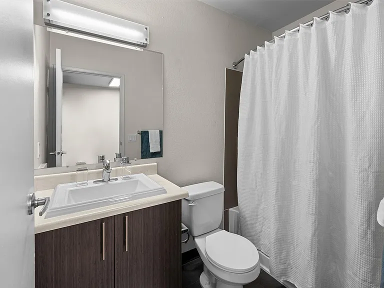 Karbon Apartments — Photo 13